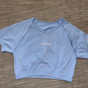 Alphalete Amplify V Neck Crop Top (Washed Denim)